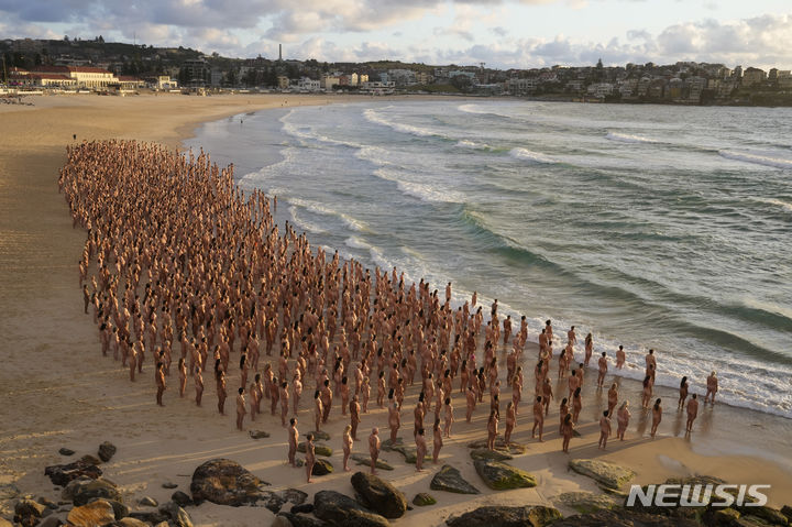 [시드니=AP/뉴시스] 수백명의 사람들이 2022년 11월26일 호주의 본다이 해변에서 사진작가 스펜서 튜닉의 작품을 위해 누드로 포즈를 취하고 있다. 이번 퍼포먼스는 피부암 조기 발견의 중요성을 일깨우기 위해 진행됐다. 2024.5.13