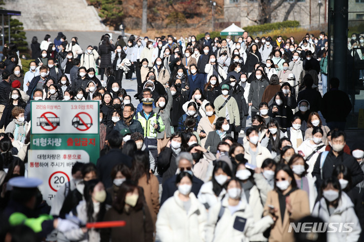 [서울=뉴시스] 조수정 기자 = 26일 오후 서울 서대문구 이화여자대학교에서 2023학년도 수시모집 논술고사를 치른 수험생들이 학교를 나서고 있다. 올해 이화여대 이 전형에는 1만1393명이 지원했고 310명을 선발한다. 경쟁률 36.75:1로 지난해 32.14:1보다 상승했다. 2022.11.26. chocrystal@newsis.com
