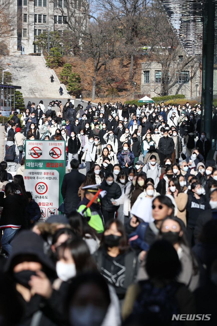 [서울=뉴시스] 조수정 기자 = 26일 오후 서울 서대문구 이화여자대학교에서 2023학년도 수시모집 논술고사를 치른 수험생들이 학교를 나서고 있다. 올해 이화여대 이 전형에는 1만1393명이 지원했고 310명을 선발한다. 경쟁률 36.75:1로 지난해 32.14:1보다 상승했다. 2022.11.26. chocrystal@newsis.com