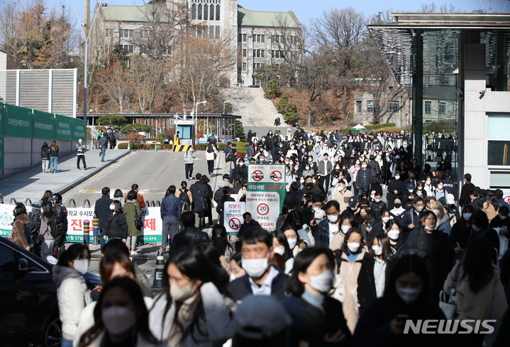 [서울=뉴시스] 조수정 기자 = 26일 오후 서울 서대문구 이화여자대학교에서 2023학년도 수시모집 논술고사를 치른 수험생들이 학교를 나서고 있다. 올해 이화여대 이 전형에는 1만1393명이 지원했고 310명을 선발한다. 경쟁률 36.75:1로 지난해 32.14:1보다 상승했다. 2022.11.26. chocrystal@newsis.com