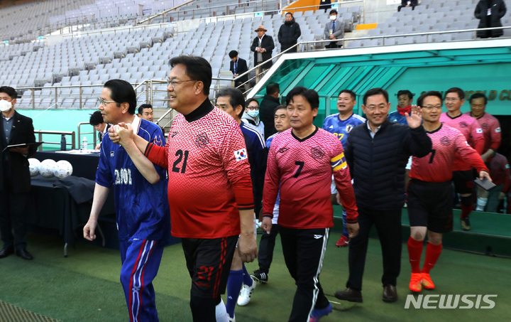 [서울=뉴시스] 전진환 기자 = 정진석(국민의힘) 국회의원 축구연맹 회장과 에토 세이시로 일한의원축구연맹 회장 등 양국 의원 선수들이 26일 오후 서울 마포구 상암동 서울월드컵경기장에서 열린 제12회 한·일 국회의원 축구대회에서 경기장으로 입장하고 있다. 2022.11.26. amin2@newsis.com