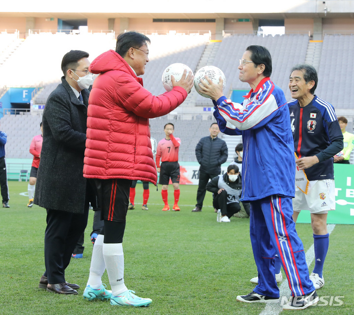 [서울=뉴시스] 전진환 기자 = 정진석(국민의힘) 국회의원 축구연맹 회장과 에토 세이시로 일한의원축구연맹 회장이 26일 오후 서울 마포구 상암동 서울월드컵경기장에서 열린 제12회 한·일 국회의원 축구대회에서 사인볼을 교화하고 있다. 2022.11.26. amin2@newsis.com