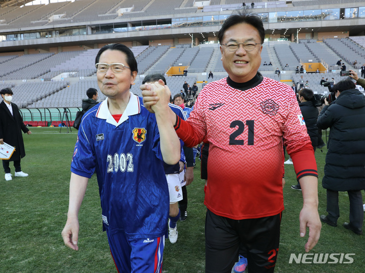 [서울=뉴시스] 전진환 기자 = 정진석(국민의힘) 국회의원 축구연맹 회장과 에토 세이시로 일한의원축구연맹 회장이 26일 오후 서울 마포구 상암동 서울월드컵경기장에서 열린 제12회 한·일 국회의원 축구대회에서 손을 잡고 경기장으로 들어오고 있다. 2022.11.26. amin2@newsis.com