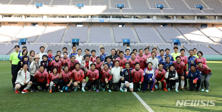 [서울=뉴시스] 전진환 기자 = 한일 국회의원 선수들이 26일 오후 서울 마포구 상암동 서울월드컵경기장에서 열린 제12회 한·일 국회의원 축구대회에서 기념촬영을 하고 있다. 2022.11.26. amin2@newsis.com