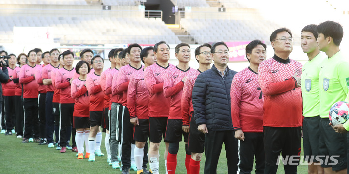 [서울=뉴시스] 전진환 기자 = 26일 오후 서울 마포구 상암동 서울월드컵경기장에서 열린 제12회 한·일 국회의원 축구대회에서 의원들이 경기에 앞서 국기에 대한 경례를 하고 있다. 2022.11.26. amin2@newsis.com