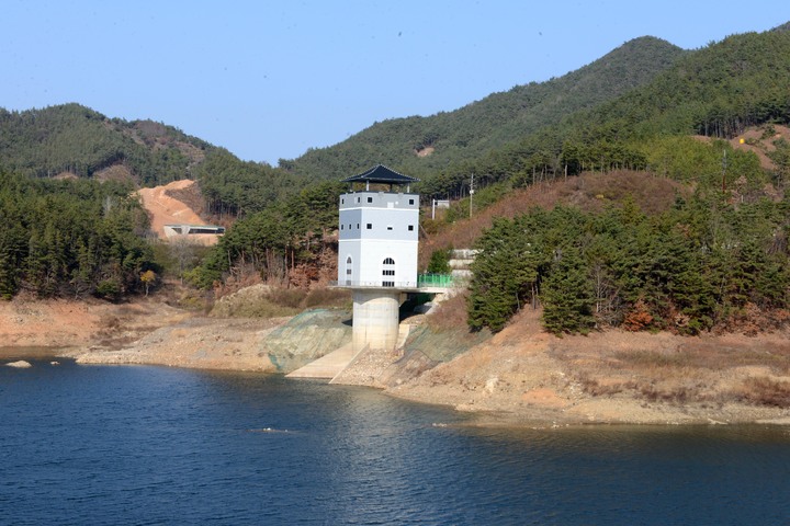 [순천=뉴시스] 이창우 기자=광주·전남지역 상수원이자 여수국가산단 공업용수원인 주암댐 저수율이 31%대에 그치며 수위가 급감한 가운데 취수탑 기둥이 드러나 있다.. 2022.11.26. lcw@newsis.com