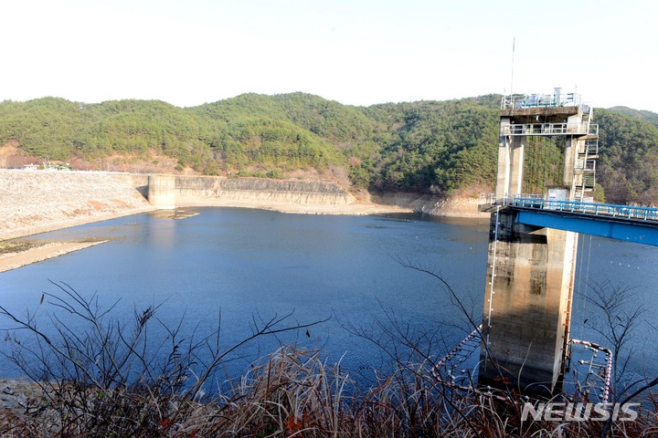 [순천=뉴시스] 이창우 기자=지난달 26일 오후 광주·전남지역 상수원이자 여수국가산단 공업용수원인 주암댐 저수율이 31%대에 그치며 취수탑 수위가 급감해 있다. 2022.11.26. lcw@newsis.com