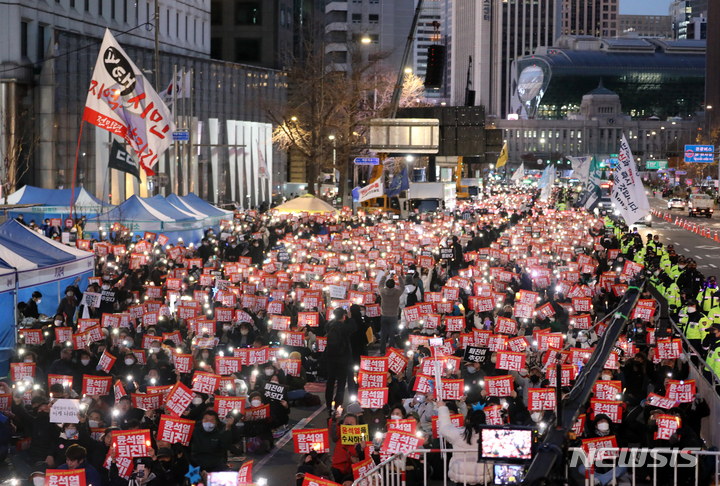 [서울=뉴시스] 김금보 기자 = 집회 참가자들이 26일 오후 서울 태평로 숭례문 일대에서 촛불승리전환행동 주최 윤석열 정부 규탄 집회를 하고 있다. 2022.11.26. kgb@newsis.com