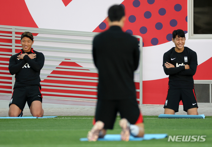 [도하(카타르)=뉴시스] 조성우 기자 = 대한민국 축구대표팀 황희찬, 이강인이 26일(현지시간) 오후 카타르 도하 알 에글라 트레이닝센터에서 훈련을 하고 있다. 2022.11.26. xconfind@newsis.com