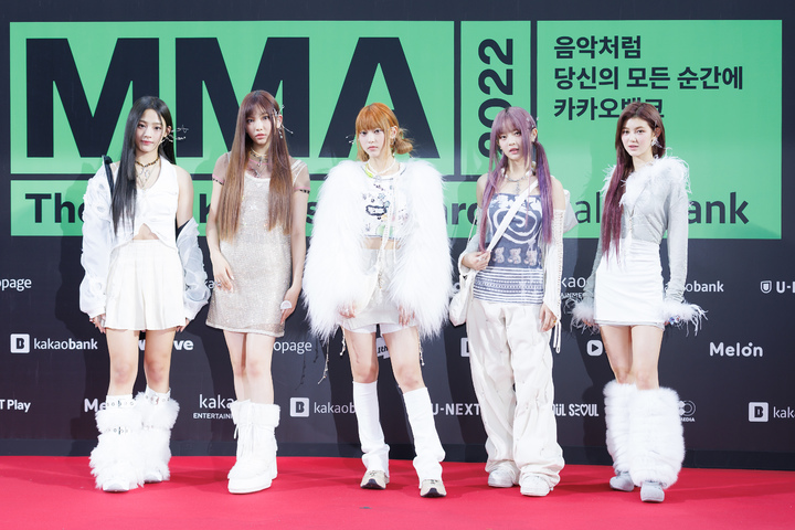 [서울=뉴시스] '멜론 뮤직 어워드(MMA) 2022' 뉴진스. 2022.11.26. (사진= 카카오엔터 제공) photo@newsis.com *재판매 및 DB 금지