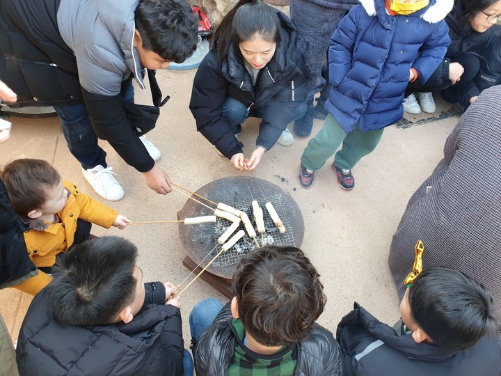 군위 사라온이야기마을에서 가래떡을 굽고 있다. (사진=군위군 제공) *재판매 및 DB 금지