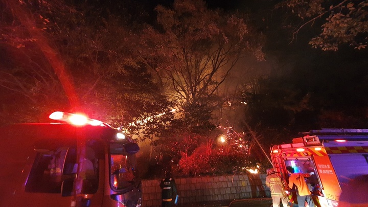 [부산=뉴시스] 27일 오전 부산 영도구 동삼동 태종산(해발 252m) 2~3부 능선 태종사 입구 인근 숲에서 불이 났다. (사진=부산소방재난본부 제공) *재판매 및 DB 금지