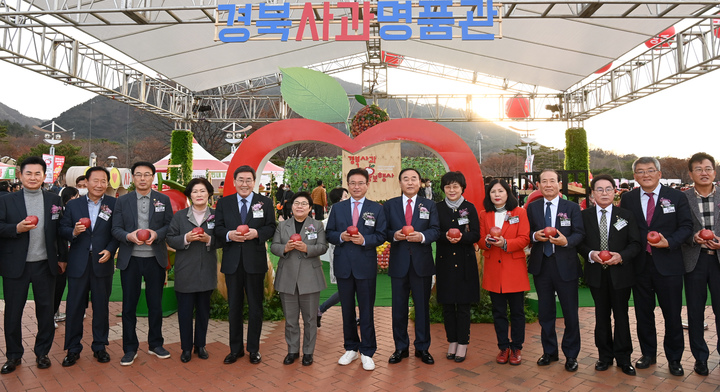 [안동=뉴시스] 경북도가 지난 25일 대구스타디움에서 '2022 경북사과 홍보행사'를 열고 있다. (사진=경북도 제공) 2022.11.27 *재판매 및 DB 금지
