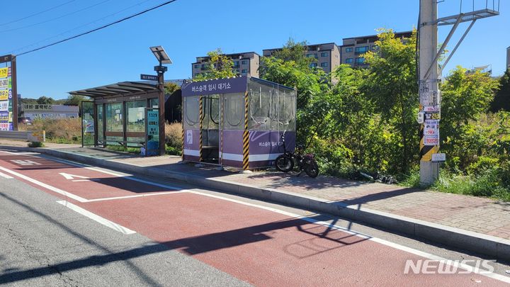 용인시 처인구 양지사거리 버스정류소에 임시대기소가 설치돼 있다.