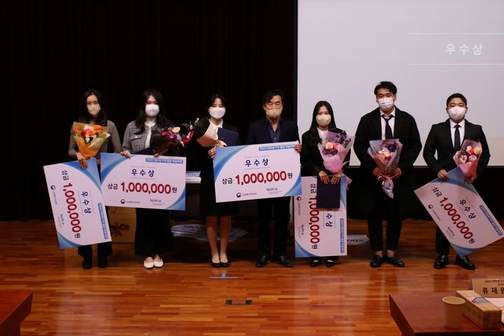 [서울=뉴시스]‘2022 대학생 FTA활용 학술대회’ 참석자들이 기념 촬영을 하고 있다. (사진=코트라 제공) *재판매 및 DB 금지