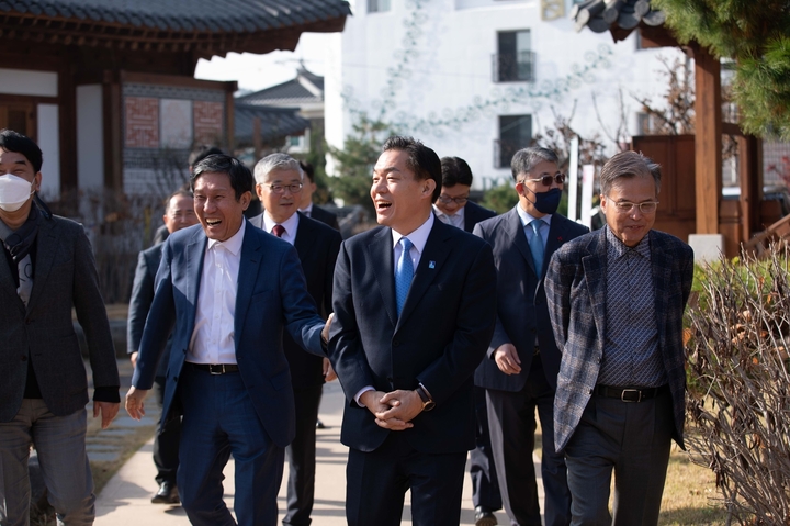 [수원=뉴시스] 이재준 경기 수원시장이 지난 25일 팔달구 장안동 수원전통문화관에서 관내 대학 총장 간담회를 열고 '규제 샌드박스'를 통한 기업 유치방안을 논의하고 있다. (사진=수원시 제공) 2022.11.27. photo@newsis.com *재판매 및 DB 금지