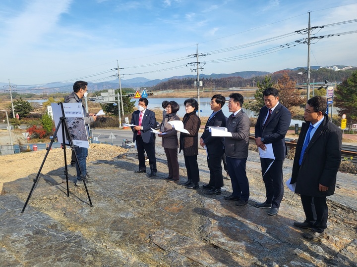 [진주=뉴시스]진주시의회 기획문화위원회 위원들은 집현면 신당리 도로확장 공사구간에서 발견된 화석문화재 현장을 방문했다. *재판매 및 DB 금지