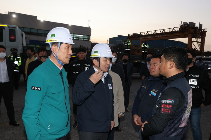 [포항=뉴시스] 강진구 기자 = 원희룡 국토교통부 장관이 지난 26일 포스코와 현대제철 포항공장 등 주요 철강기업과 ㈜동방 등 운송사를 방문해 간담회를 갖고 화물연대 집단운송거부 관련 업계의 고충을 들었다.(사진=포항시 제공) 2022.11.27.photo@newsis.com *재판매 및 DB 금지