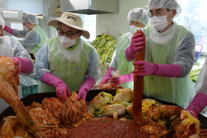 [서울=뉴시스] 이원석 검찰총장이 지난 26일 서울 양천구 대한적집자사 서울특별지사 서부봉사관에서 김장봉사에 참여하고 있다. (사진=대검찰청 제공) 2022.11.27. photo@newsis.com *재판매 및 DB 금지
