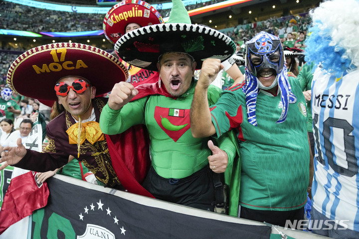 [루사일=AP/뉴시스] 월드컵 C조 멕시코 팬들이 26일(현지시간) 카타르 루사일의 루사일 스타디움에서 열린 멕시코와 아르헨티나 경기 시작에 앞서 응원을 펼치고 있다. 2022.11.29.