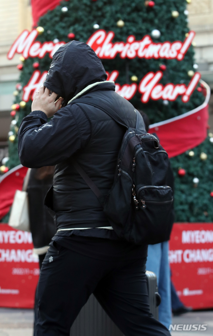 [서울=뉴시스] 고승민 기자 = 서울을 비롯한 중부지방 대부분 지역 최저기온이 영하권을 기록한 지난 27일 서울 명동을 찾은 외국인 관광객과 시민이 두터운 옷을 입고 걸어가고 있다. 2022.11.27. kkssmm99@newsis.com
