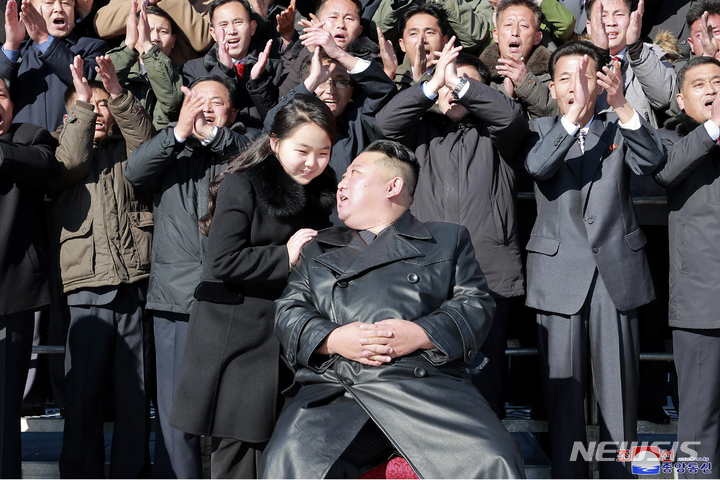 [평양=AP/뉴시스] 북한 조선중앙통신이 공개한 사진에 27일 김정은 북한 국무위원장이 딸과 함께 신형대륙간탄도미사일 화성포-17형 시험발사 참여했던 공로자들을 찾아 격려하고 기념사진을 찍고 있다. 2022.11.27.