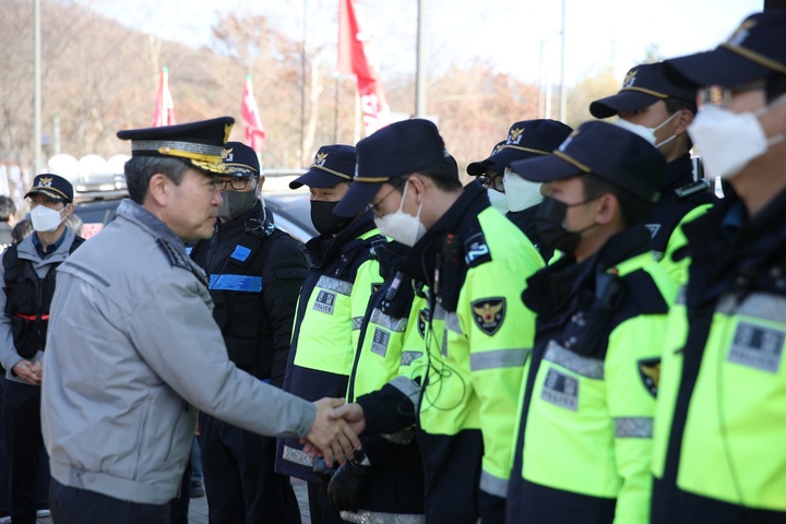 [서울=뉴시스] 윤희근 경찰청장이 27일 오전 경기 의왕ICD를 방문해 화물연대의 집단운송거부 상황을 점검 후 근무자들을 격려하고 있다. (사진=경찰청 제공). 2022.11.27. photo@newsis. *재판매 및 DB 금지