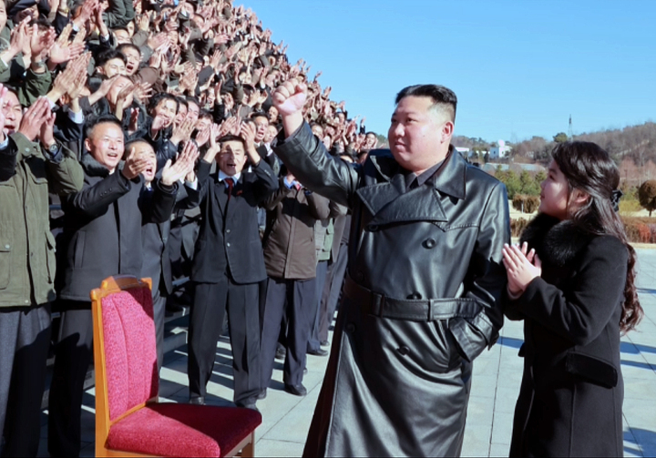 [서울=뉴시스] 북한 조선중앙TV가 27일 북한 김정은 국무위원장이 신형대륙간탄도미사일 화성포-17형 시험발사 참여했던 공로자들과 함께 기념사진을 찍고 그들의 노력을 평가했다고 보도했다. 이날 김 국무위원장은 둘째 딸을 데리고 나와 과시하는 모습을 보였다. 이날 공개된 사진에서 털이 달린 검은색 긴 코트를 입은 둘째 딸은 가죽 롱코트 차림의 김 위원장의 팔짱을 끼며 나란히 걷는가 하면, '화성-17형' 발사 공로자들에게 박수를 보내는 등 자연스러운 모습을 연출했다. (사진=조선중앙TV 캡쳐) 2022.11.27. photo@newsis.com *재판매 및 DB 금지