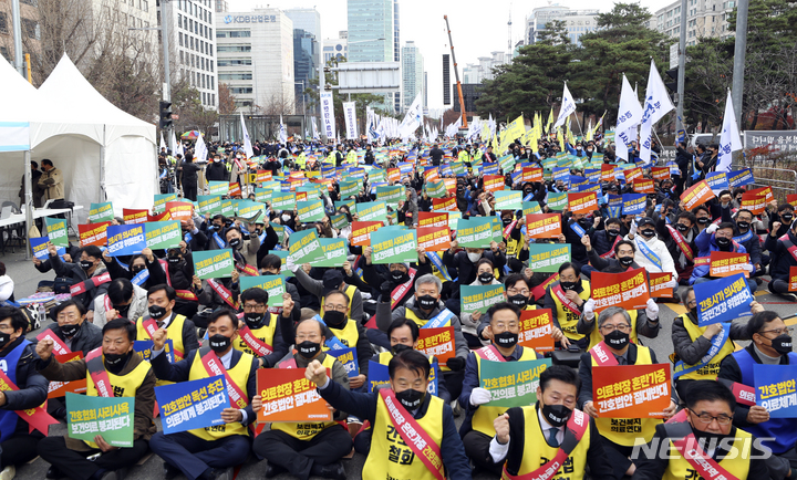 [서울=뉴시스] 최진석 기자 = 대한의사·대한간호조무사·대한임상병리사협회를 비롯한 보건복지의료연대 소속 단체 회원들이 27일 서울 여의도 국회 앞에서 열린 '간호법 저지를 위한 보건복지의료연대 총궐기대회'에서 간호법 반대 피켓을 들고 있다. 2022.11.27. myjs@newsis.com