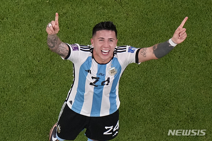 [루사일=AP/뉴시스] 아르헨티나의 엔조 페르난데스가 27일(한국시간) 카타르 루사일의 루사일 스타디움에서 열린 멕시코와 2022 FIFA 카타르 월드컵 C조 2차전에서 골을 넣은 뒤 세리머니를 하고 있다. 2022.11.27.