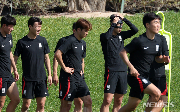 [도하(카타르)=뉴시스] 조성우 기자 = 대한민국 축구대표팀 손흥민 등 선수들이 27일(현지시간) 오후 카타르 도하 알 에글라 트레이닝센터에서 훈련을 하고 있다. 2022.11.27. xconfind@newsis.com