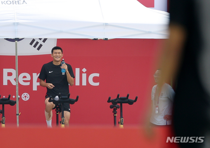 [도하(카타르)=뉴시스] 조성우 기자 = 대한민국 축구대표팀 김민재가 27일(현지시간) 오후 카타르 도하 알 에글라 트레이닝센터에서 자전거를 타며 밝게 웃고 있다. 2022.11.27. xconfind@newsis.com