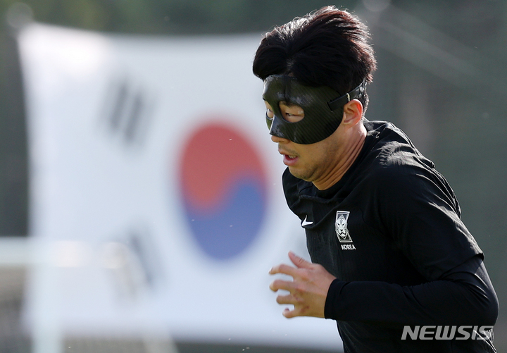 [도하(카타르)=뉴시스] 조성우 기자 = 대한민국 축구대표팀 손흥민이 27일(현지시간) 오후 카타르 도하 알 에글라 트레이닝센터에서 훈련을 하고 있다. 2022.11.27. xconfind@newsis.com