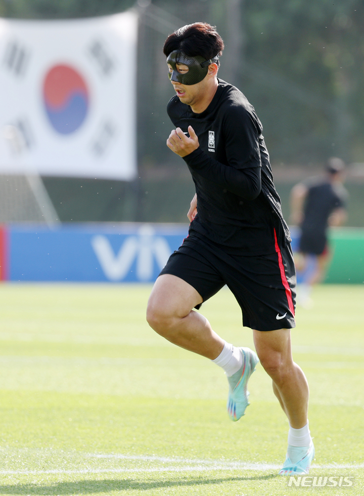 [도하(카타르)=뉴시스] 조성우 기자 = 대한민국 축구대표팀 손흥민이 27일(현지시간) 오후 카타르 도하 알 에글라 트레이닝센터에서 훈련을 하고 있다. 2022.11.27. xconfind@newsis.com