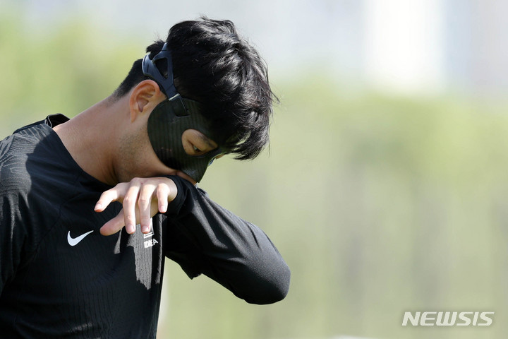 [도하(카타르)=뉴시스] 조성우 기자 = 대한민국 축구대표팀 손흥민이 27일(현지시간) 오후 카타르 도하 알 에글라 트레이닝센터에서 훈련을 하고 있다. 2022.11.27. xconfind@newsis.com