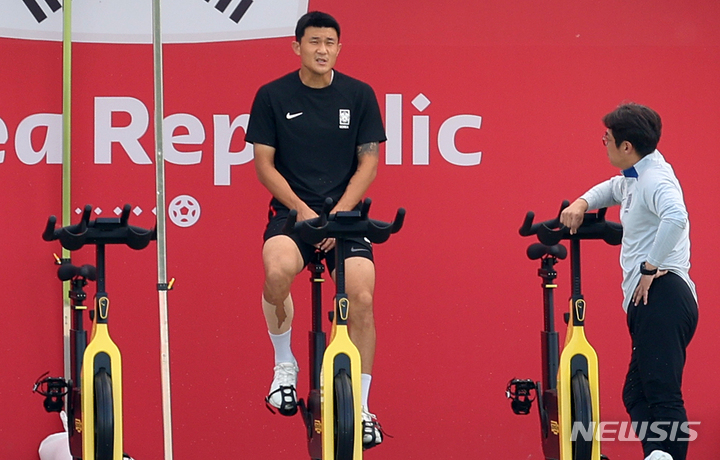 [도하(카타르)=뉴시스] 조성우 기자 = 대한민국 축구대표팀 김민재가 27일(현지시간) 오후 카타르 도하 알 에글라 트레이닝센터에서 훈련을 하고 있다. 2022.11.27. xconfind@newsis.com