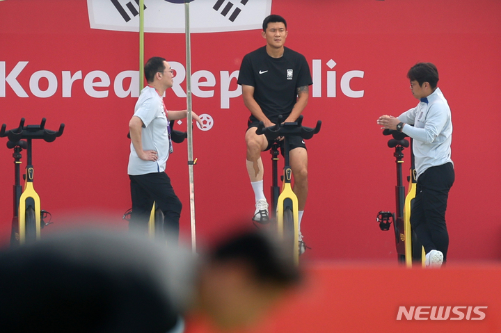 [도하(카타르)=뉴시스] 조성우 기자 = 대한민국 축구대표팀 김민재가 27일(현지시간) 오후 카타르 도하 알 에글라 트레이닝센터에서 훈련을 하고 있다. 2022.11.27. xconfind@newsis.com