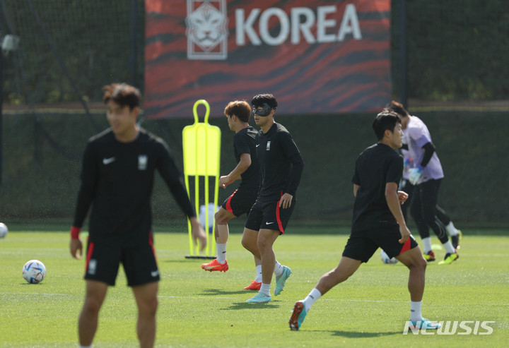 [도하(카타르)=뉴시스] 조성우 기자 = 대한민국 축구대표팀 손흥민 등 선수들이 27일(현지시간) 오후 카타르 도하 알 에글라 트레이닝센터에서 훈련을 하고 있다. 2022.11.27. xconfind@newsis.com