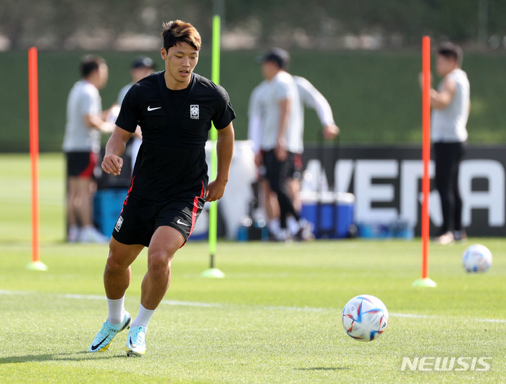 [도하(카타르)=뉴시스] 조성우 기자 = 대한민국 축구대표팀 황희찬이 27일(현지시간) 오후 카타르 도하 알 에글라 트레이닝센터에서 훈련을 하고 있다. 2022.11.27. xconfind@newsis.com