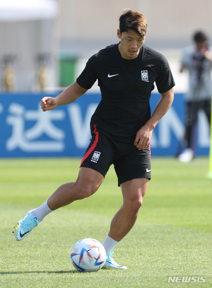 [도하(카타르)=뉴시스] 조성우 기자 = 대한민국 축구대표팀 황희찬이 27일(현지시간) 오후 카타르 도하 알 에글라 트레이닝센터에서 훈련을 하고 있다. 2022.11.27. xconfind@newsis.com