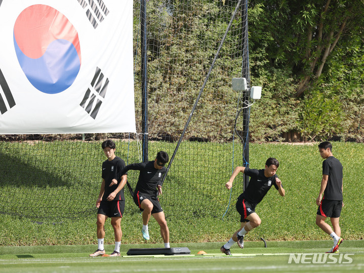 [도하(카타르)=뉴시스] 조성우 기자 = 대한민국 축구대표팀 손흥민 등 선수들이 27일(현지시간) 오후 카타르 도하 알 에글라 트레이닝센터에서 훈련을 하고 있다. 2022.11.27. xconfind@newsis.com