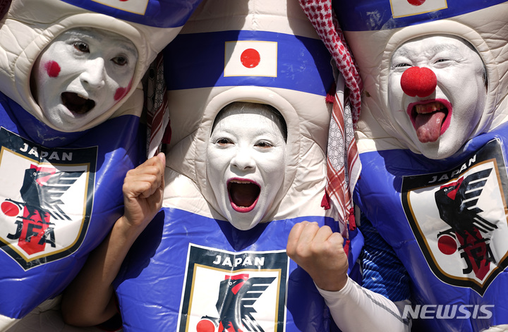 [알 라이얀=AP/뉴시스] 월드컵 E조 일본 팬들이 27일(현지시간) 카타르 알 라이얀 아마드 빈 알리 스타디움에서 열린 코스타리카와 일본 경기 시작에 앞서 응원을 펼치고 있다. 2022.11.29.