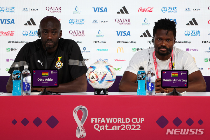 [알라이얀(카타르)=뉴시스] 백동현 기자 = 가나 축구대표팀 오토 아도 감독과 다니엘 아마티가 27일(현지시간) 카타르 알라이얀 메인미디어센터(MMC)에서 한국과의 경기를 하루 앞두고 기자회견을 하고 있다. 2022.11.27. livertrent@newsis.com