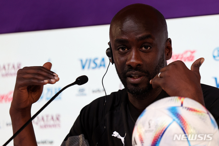 [알라이얀(카타르)=뉴시스] 백동현 기자 = 가나 축구대표팀 오토 아도 감독이 27일(현지시간) 카타르 알라이얀 메인미디어센터(MMC)에서 한국과의 경기를 하루 앞두고 기자회견을 하고 있다. 2022.11.27. livertrent@newsis.com