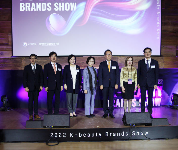 25일 개최된 ‘2022 K-Beauty Brands Show’에서 기념촬영을 하고 있다. 왼쪽 두번째 NS홈쇼핑 고객지원본부장 김갑종 전무, 가운데 대한화장품산업연구원 이재란 원장, 보건복지부 박민수 2차관. (사진=NS홈쇼핑 제공) *재판매 및 DB 금지