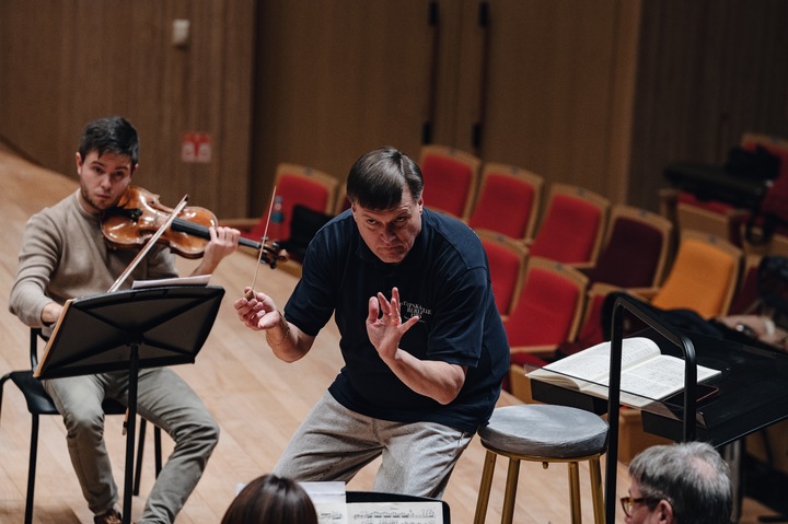 [서울=뉴시스]지휘자 크리스티안 틸레만과 베를린 슈타츠카펠레가 지난 27일 경기 부천아트센터 콘서트홀에서 리허설을 하고 있다. (사진=마스트미디어 제공) 2022.11.28. photo@newsis.com *재판매 및 DB 금지