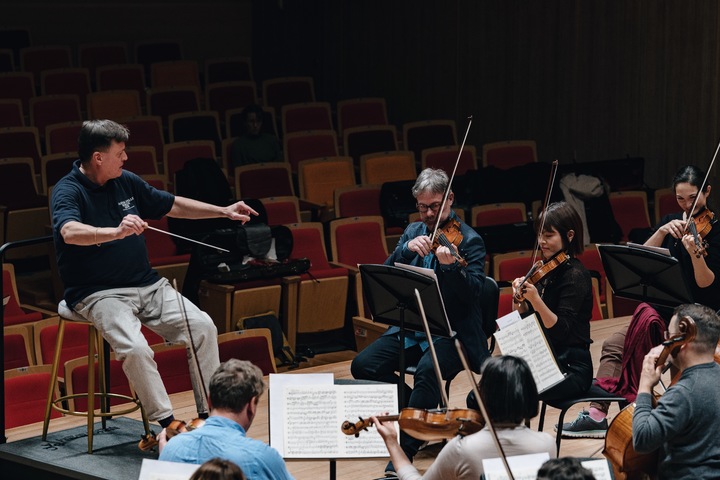 [서울=뉴시스]지휘자 크리스티안 틸레만과 베를린 슈타츠카펠레가 지난 27일 경기 부천아트센터 콘서트홀에서 리허설을 하고 있다. (사진=마스트미디어 제공) 2022.11.28. photo@newsis.com&nbsp; *재판매 및 DB 금지