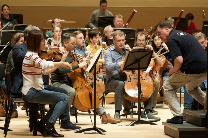 [서울=뉴시스]지휘자 크리스티안 틸레만과 베를린 슈타츠카펠레가 지난 26일 경기 부천아트센터 콘서트홀에서 리허설을 하고 있다. 왼쪽 맨끝은 종신 악장인 바이올리니스트 이지윤. (사진=마스트미디어 제공) 2022.11.28. photo@newsis.com *재판매 및 DB 금지