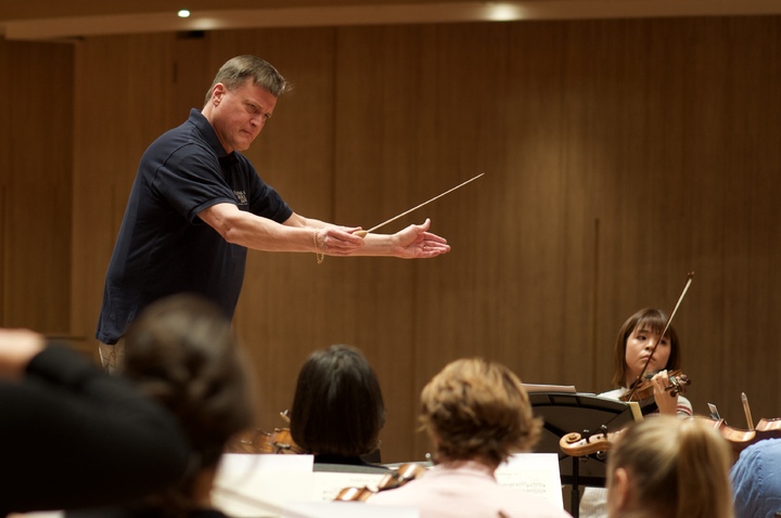 [서울=뉴시스]지휘자 크리스티안 틸레만과 베를린 슈타츠카펠레가 지난 26일 경기 부천아트센터 콘서트홀에서 리허설을 하고 있다. 사진 오른쪽은 종신 악장인 바이올리니스트 이지윤. (사진=마스트미디어/Fabian Schafer 제공) 2022.11.28. photo@newsis.com&nbsp; *재판매 및 DB 금지