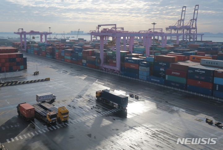 [인천=뉴시스] 김동영 기자 = 민주노총 공공운수노조 화물연대본부 총파업 닷새째인 28일 오전 인천 연수구 인천신항 컨테이너 터미널이 한산한 모습을 보이고 있다. 국토교통부는 이날 육상화물운송 분야 위기경보 단계를 '경계'에서 최고 단계인 '심각' 단계로 격상했다. 국토부는 화물연대의 집단운송거부 사태가 지속되면서 피해상황이 점차 심각해지고 있다며 이 같은 조처에 나선다고 밝혔다. 2022.11.28. dy0121@newsis.com 